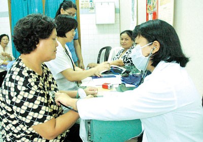 A doctor conducting a medical check-up on a health insurance seeker at Nguyen Trai Hospital in HCMC (Photo: SGGP) A doctor conducting a medical check-up on a health insurance seeker at Nguyen Trai Hospital in HCMC (Photo: SGGP)